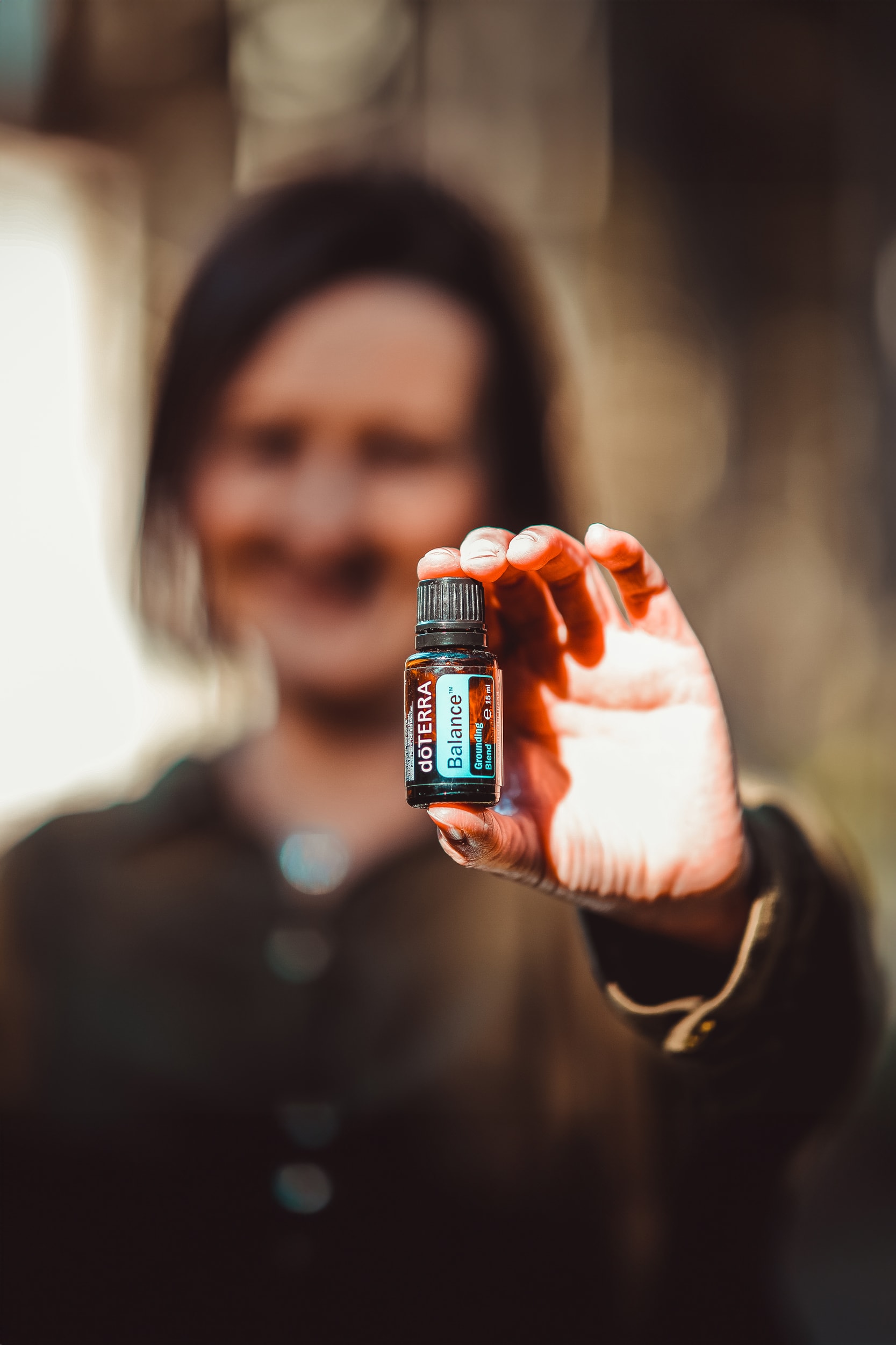Jessy-Richter_warum_bildern_Pflanzen dōTERRA-Ölmischung, Balance, Erdende Mischung, hält Jessy Richter in der Hand