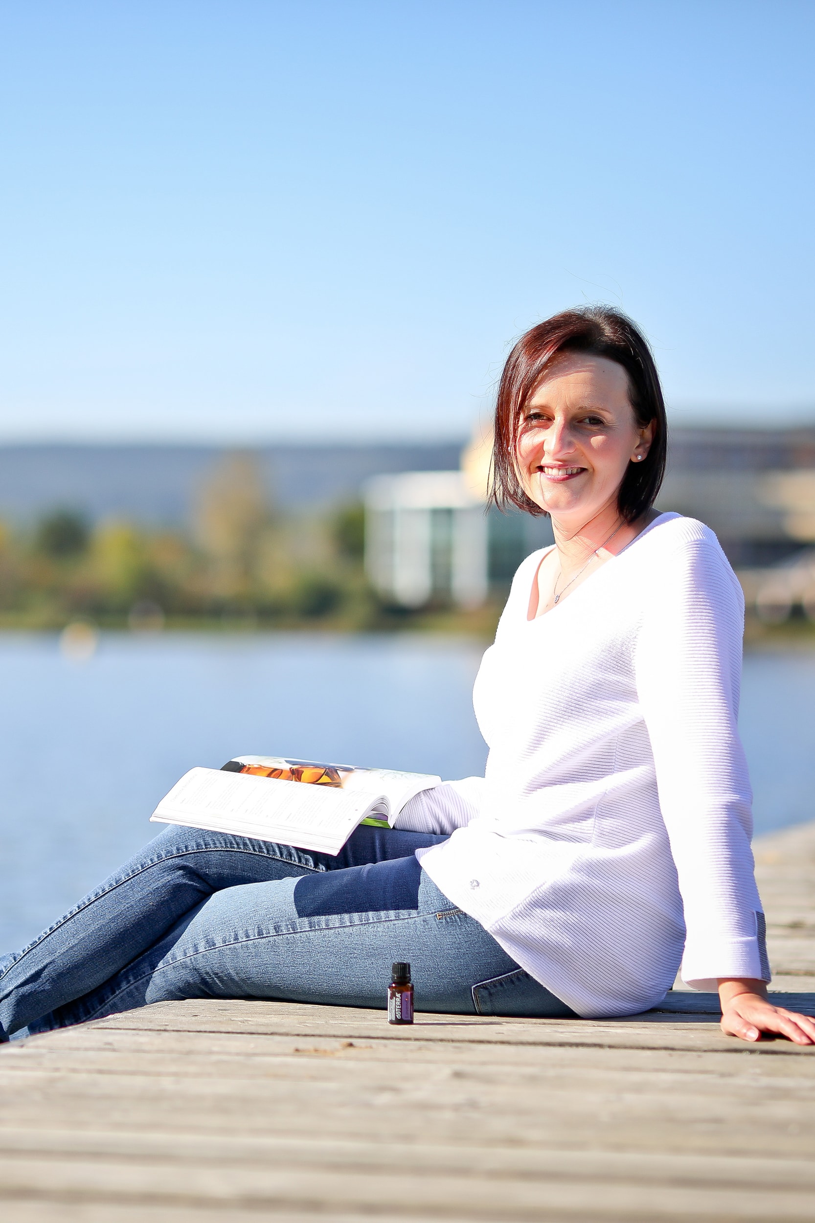 Jessy_Richter_Dein-Start-Empfehlung Jessy Richter, sitzt am Steg, mit Buch in der Hand