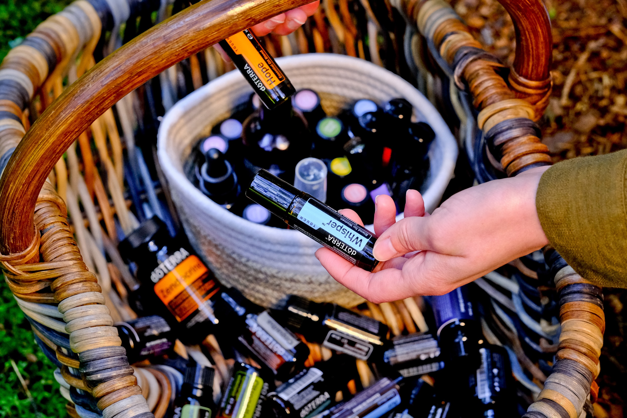 dōTERRA-Öle, Flechtkorb, Jessy Richter hält Ölmischung in der Hand