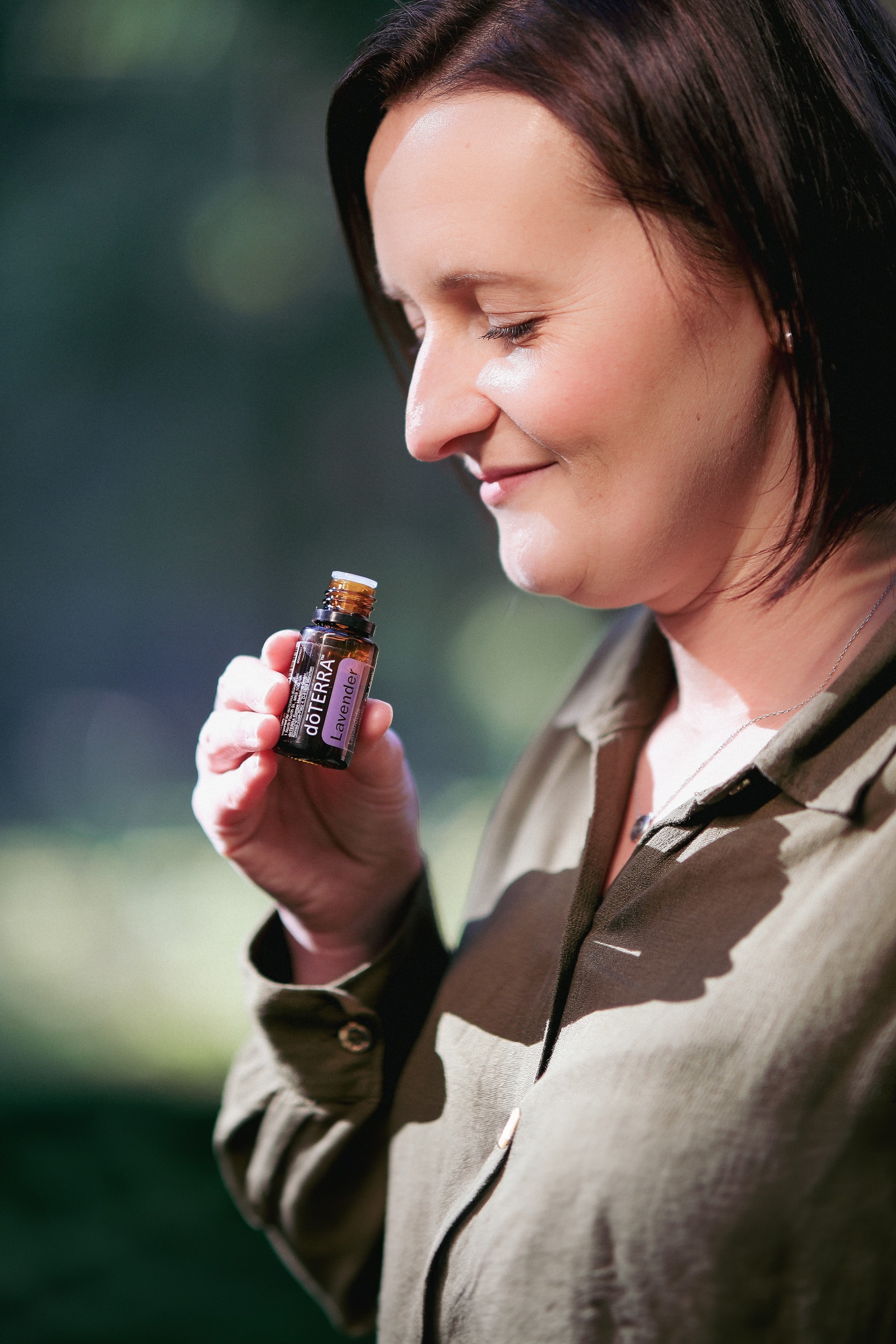 Jessy_Richter_Wirkung-Anwendung_Stage dōTERRA-Öl, Lavender, Jessy Richter riecht an der Ölflasche