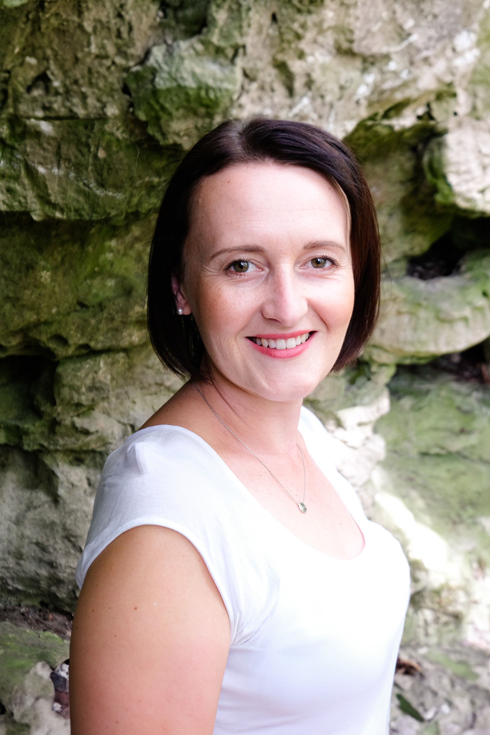 Jessy_Richter_Wissenswertes_Ueber-mich Jessy Richter, sitzend im Felsengarten Sanspareil, Natur