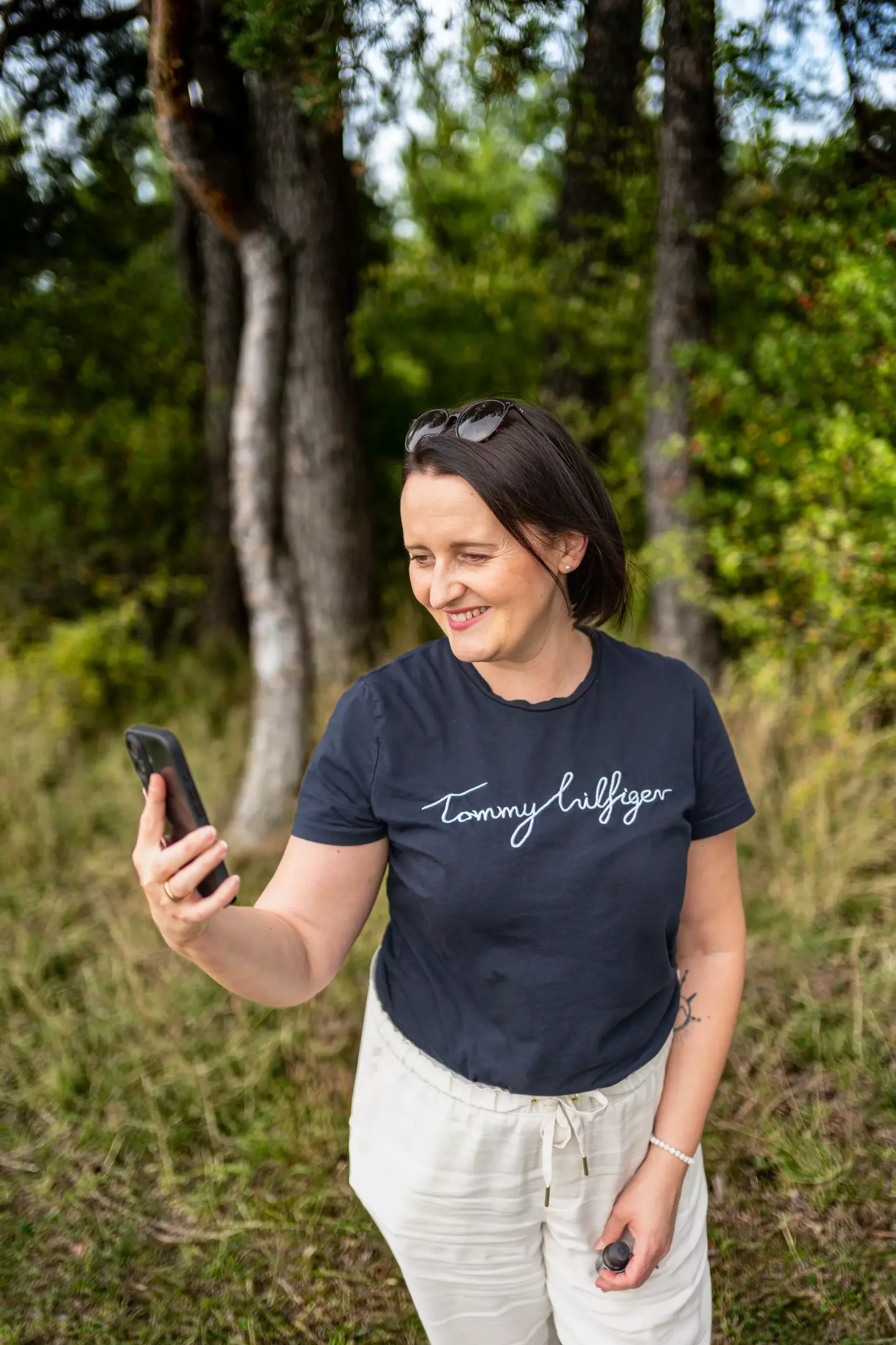 Jessy_Richter_Oelliebe_Business_doterra_mobil_1 Jessy Richter aus Oberfranken mit Handy in der Hand beim mobile Arbeiten als Doterra Business Beraterin